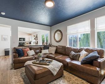 Fire pit, Large yard, patio, BBQ, 2 Story home - Caldwell - Living room