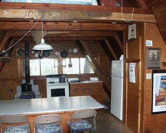 Secluded A-Frame cabin 30 min. from downtowm Missoula - Clinton - Comedor