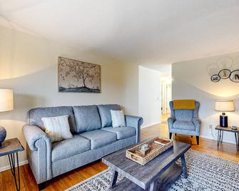Falling Leaf Hideaway - Canandaigua - Huiskamer