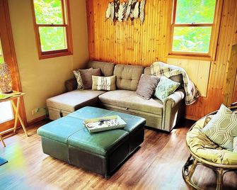 Cozy Quaint Cabin Tucked Back In The Woods- Secluded, Private - Couples Getaway - Eastman - Living room