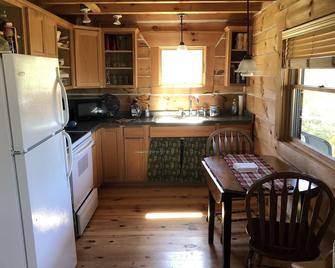 A peaceful country getaway near trout fishing, golfing, scenic views. Sleeps 2. - Westby - Cocina