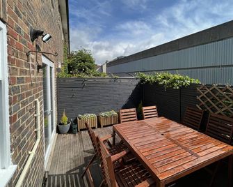 Brighton Central Home with free parking - Brighton - Innenhof