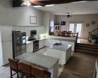 Blue Moon over Barkley 5 bedroom Lakehouse on Lake Barkley. - Eddyville - Kitchen
