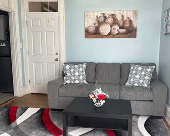 Charming 1-bedroom apartment with WiFi, AC in fabulous Huntington - Huntington - Sala de estar