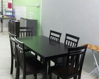 Baiti Homestay - Gambang - Dining room