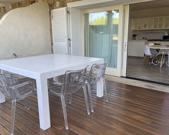 Like At Home N 12 Poolside Garden Apartment - بالاو - غرفة طعام