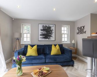 Elliot Oliver - 2 Bedroom Garden Apartment With Parking - Cheltenham - Living room