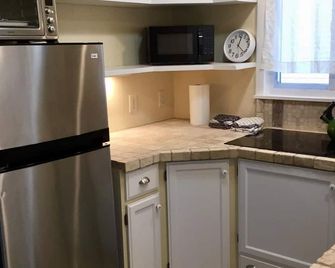 Cute cottage short walk from the beach. - Pentwater - Kitchen