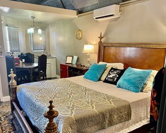 Beautiful Hill Country Cabin with a kitchenette - close to Boerne and Bulverde - Boerne - Bedroom