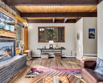 Late summer special!! Book a stay during August and September and receive a 15% discount - Idaho Springs - Living room