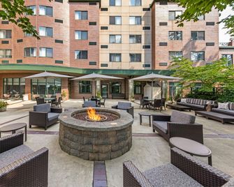 Courtyard by Marriott Boston Waltham - Waltham - Патіо