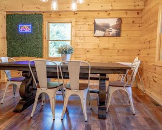 New Cozy Log Cabin w/ King bed in White Mountains - Haverhill - Dining room