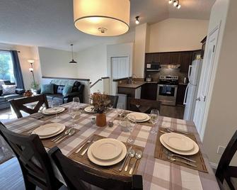 4br Crew House - Big, Bright, Modern, Fully Stocked - Grande Prairie - Dining room