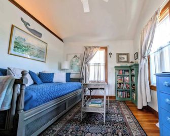 Waterfall Sea Cottage Family fire pit waterfront sleeps 4 - Gouldsboro