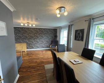 Beautiful 2-bed Apartment in Renfrew - Renfrew - Dining room