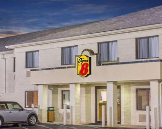 Super 8 by Wyndham Bedford - Bedford - Gebouw