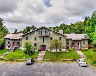 Renovated Ski-InandSki-Out Peru Condo at Bromley Mtn - Peru - Edificio