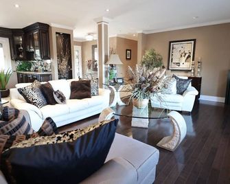 Nestled in the heart of Clarington with its own fresh-water swimming pond! - Bowmanville - Living room