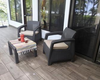 Exclusive Beachfront Villa on Palo Seco Beach with Private Pool. - Parrita - Patio