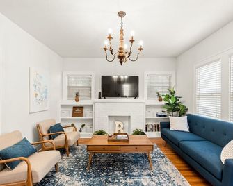 Bamboo Bungalow |5 Min to Silos/Downtown - Waco - Living room