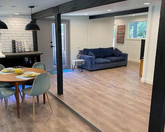 The Black Cabin, spacious, secluded and tranquil. - Fort Bragg - Dining room