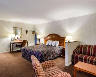 Econo Lodge Inn & Suites - Northborough - Bedroom