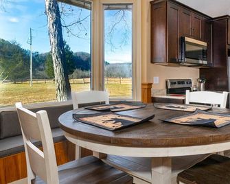 Riverfront country setting - Millboro - Dining room