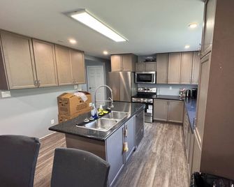 4 Bed 3 Bath luxury Home - Pickle Lake - Kitchen