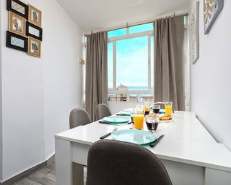 Sunstay Isabel Loft Torremolinos - Torremolinos - Eetruimte
