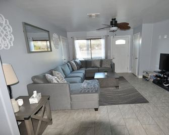 15 minutes to Prescott Downtown! Family-sized Home - Prescott Valley - Sala de estar