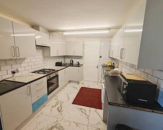 Snoozeden Chalvey - Free Parking, Near M4 J6 - Slough - Kitchen