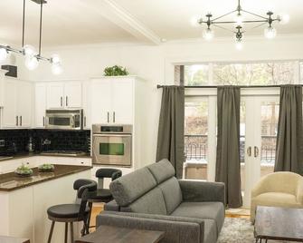 Gallery Guest - Fayetteville - Living room