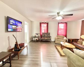 Home 5Mins Walk to Geisinger Hospital - Danville - Living room
