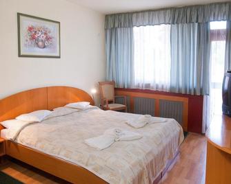 Majerik Hotel - הביץ - חדר שינה