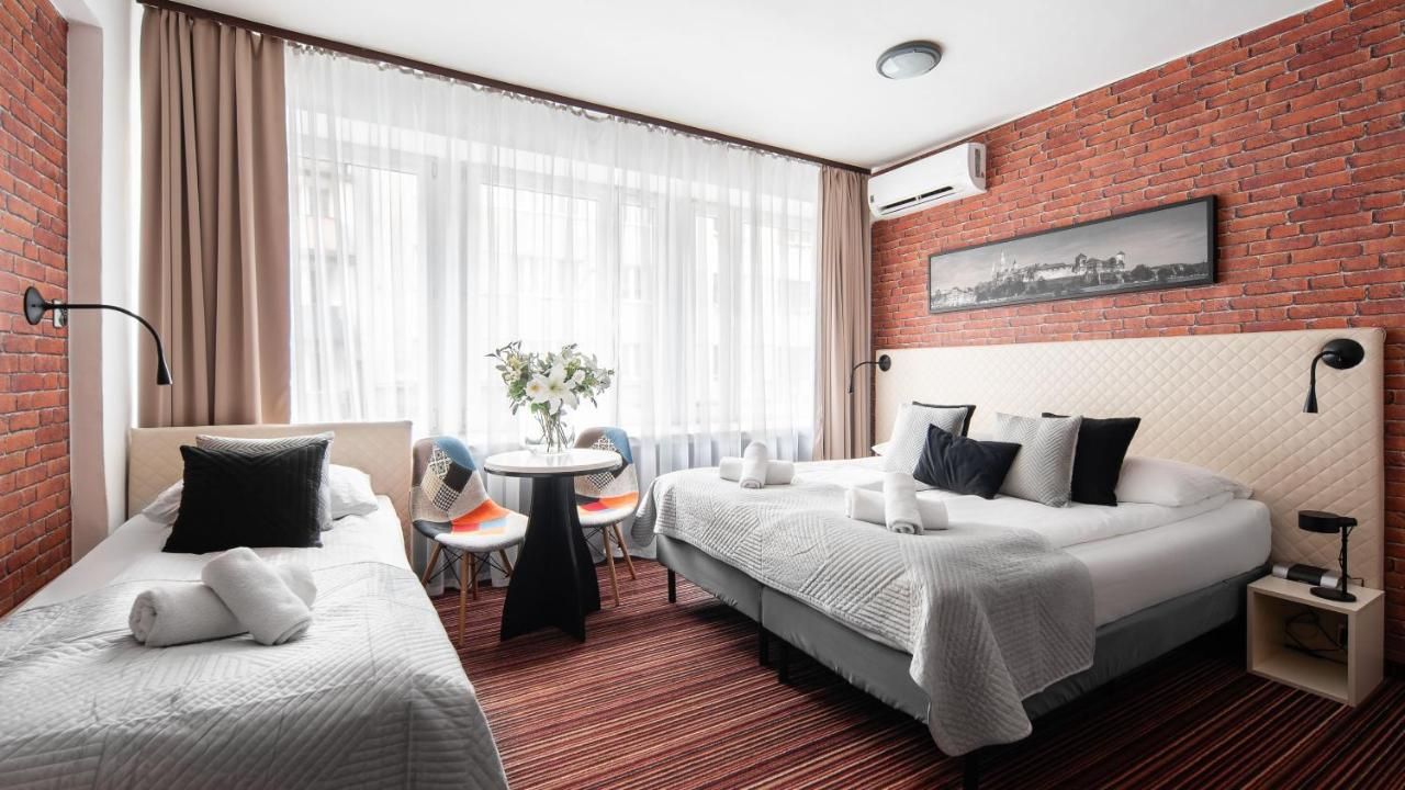 Hotel Delta thumbnail 2