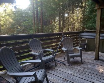 Spacious Redwood Lodge with Hot Tub & BBQ for Groups or Families - Albion - Balcón