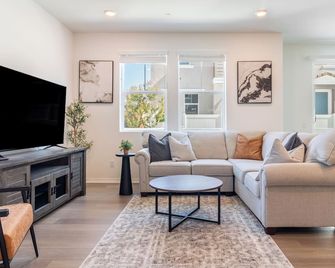 Spacious 3BR Retreat w/ Pool & Spa – Pets Welcome! Near Hospitals - Wildomar - Sala de estar