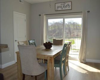 Grafton Escape #2 - River views! Pool! Walking distance to bars/restaurants - Grafton - Dining room