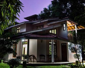 Binara Home Stay -Tourist Lodge - Polonnaruwa - Building