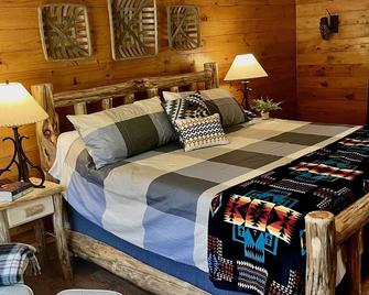 Riverfront Cozy Cabin with spacious hot tub on the Middle Fork Payette River. - Garden Valley - Bedroom