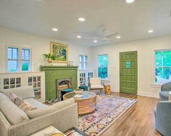 Newly Updated And Charming Azalea Distri - Tyler - Living room