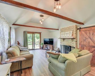 Peaceful Hiram Retreat on Cuyahoga River! - Aurora - Living room