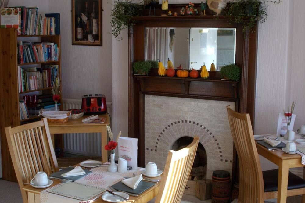 سويس كورت - كسويك - غرفة طعام