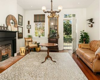 1864 Little Brick - 1 Bed, 1 Bath, Full Kitchen, Pet Friendly with fee, Washer & Dryer - Natchez - Sala de estar