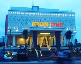 Front One Hotel Pamekasan Madura - Pamekasan - Edificio