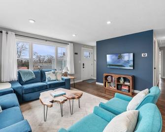 4 BR Home l Walk to Beaches & Downtown l Reserved Parking & Beach Gear included - Rockport - Olohuone