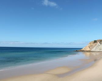 Spacious Apartment Quiet Location Sea Views and a Large Private Sunny Terrace - Budens - Playa