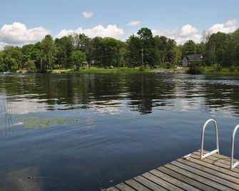 Waterfront Muskoka Cottage on Trent-Severn River - Severn Bridge - Vista del exterior