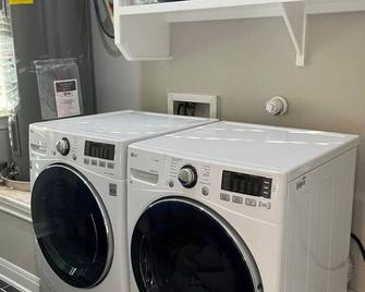 Private Modern Urban Retreat Near Cota/Austin/Apt - Cedar Creek - Lavandería