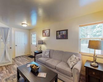 Charming cottage with deck, yard & firepit - walk to lake & downtown - McCall - Living room